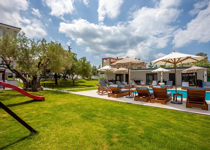 Olia Seaside 120m From The Pefkochori