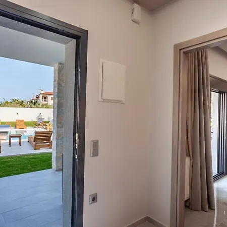 Olia Seaside 120m From The Pefkochori